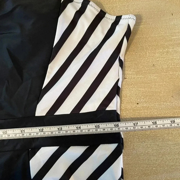 CUPSHE one piece swimsuit with sexy deep V neck and cross-cross straps - Picture 11 of 11